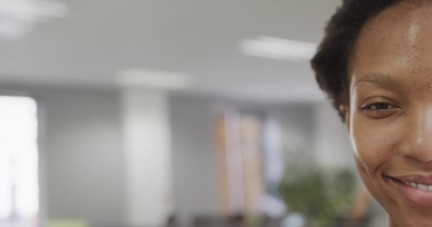 Половина Портрета Счастливой Африканской Бизнес Леди Офисе Улыбающейся Замедленной Съемке — стоковое видео