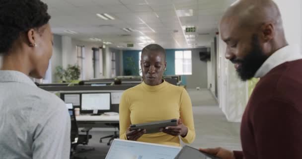 Счастливые Африканские Американские Коллеги Мужского Женского Пола Обсуждают Офисе Замедленную — стоковое видео