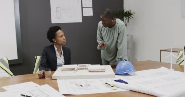 Африканские Американские Женщины Архитекторы Обсуждают Чертежи Офисе Замедленной Съемке Бизнес — стоковое видео
