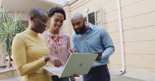 Tři Šťastní Afroameričtí Kolegové Kolegyně Venku Zpomaleném Filmu Povídají Laptopem — Stock video