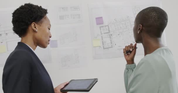 Arquitectas Afroamericanas Discutiendo Planos Usando Tableta Oficina Cámara Lenta Negocios — Vídeos de Stock