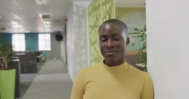 一个面带微笑的非洲裔美国女商人的画像 光头在办公室里 动作缓慢 信心和工作 — 图库视频影像