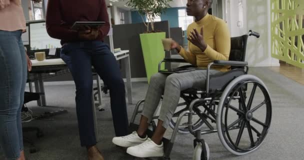 Африканські Колеги Бізнесу Обговорюють Роботу Офісі Одна Жінка Інвалідному Візку — стокове відео