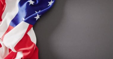 ABD bayrağını gri arka planda fotokopi aletiyle kapatın. Vatanseverlik, anma günü ve kutlama konsepti.