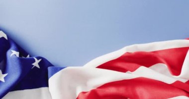 ABD bayrağını mavi arkaplanda fotokopi alanı ile kapatın. Vatanseverlik, anma günü ve kutlama konsepti.