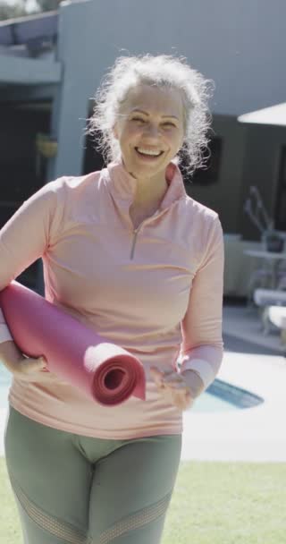 Verticale Video Portret Van Senior Blanke Vrouw Met Yoga Mat — Stockvideo