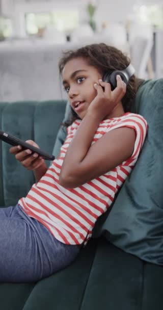 Vídeo Vertical Chica Biracial Feliz Usando Auriculares Teléfonos Inteligentes Cámara — Vídeos de Stock