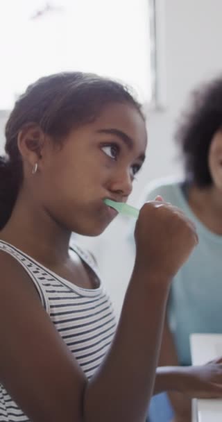 Vidéo Verticale Mère Fille Biraciale Brossant Les Dents Dans Salle — Video