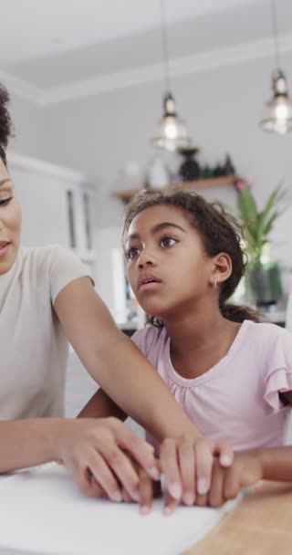 Vidéo Verticale Mère Fille Biraciale Lisant Braille Ralenti Passer Temps — Video