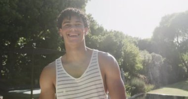 Melez çiftin evde ve dışarıda kaliteli zaman geçirmesinin portresi. Boş zaman ve hobi.