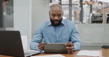 Afro-Amerikan iş adamının tablet kullanan portresi, ofiste video görüşmesi yapan, ağır çekim. İş, güven ve iletişim.