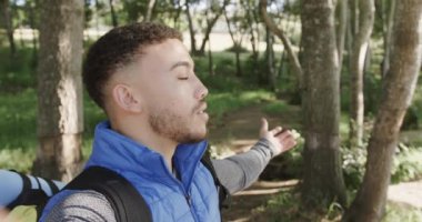 Ormanda yürüyüş yapan mutlu Afro-Amerikan adam portresi, kopyalama alanı, yavaş çekim. Kaliteli zaman geçirmek, yaşam tarzı, doğa, yürüyüş ve kamp..