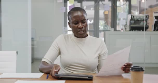 Портрет Африканской Предпринимательницы Бритой Головой Делающей Видеозвонок Офисе Замедленная Съемка — стоковое видео