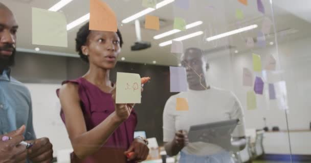 Colegas Afro Americanos Fazem Brainstorming Fazendo Anotações Parede Vidro Escritório — Vídeo de Stock