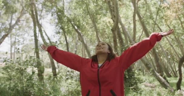 快乐的非洲裔美国女人在森林里张开双臂 慢动作 花费高质量的时间 生活方式 远足和露营 — 图库视频影像