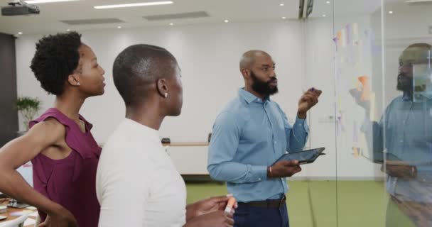 Африканські Американські Колеги Мозковий Штурм Роблять Нотатки Скляній Стіні Офісі — стокове відео
