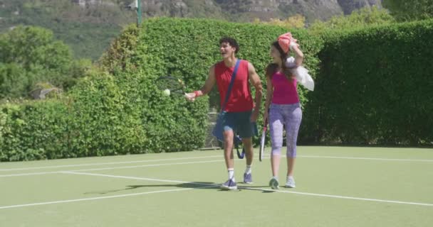 Ευτυχισμένο Ζευγάρι Σημύδας Περπάτημα Τσάντες Και Ρακέτες Τένις Στον Κήπο — Αρχείο Βίντεο
