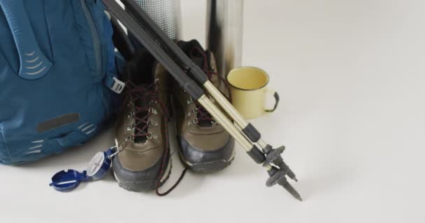 Equipamiento Camping Con Mochila Bastones Para Caminar Botas Espacio Para — Vídeo de stock