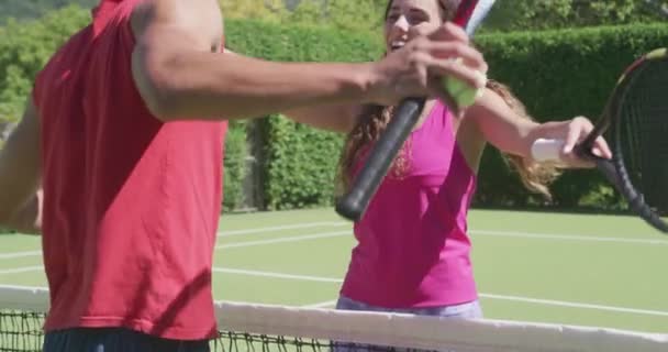 정원에서 테니스 라켓을 — 비디오