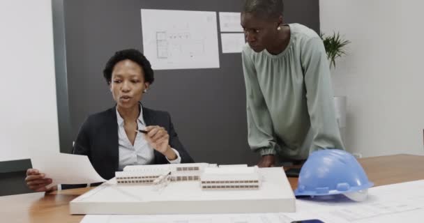 Монтаж Африканских Бизнесменов Архитекторов Работающих Вместе Офисе Замедленной Съемки Бизнес — стоковое видео