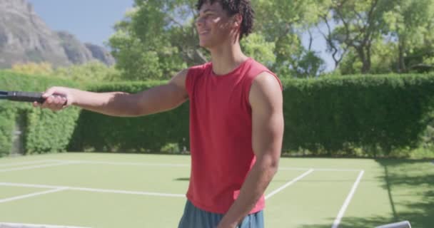 정원에서 테니스 라켓을 — 비디오