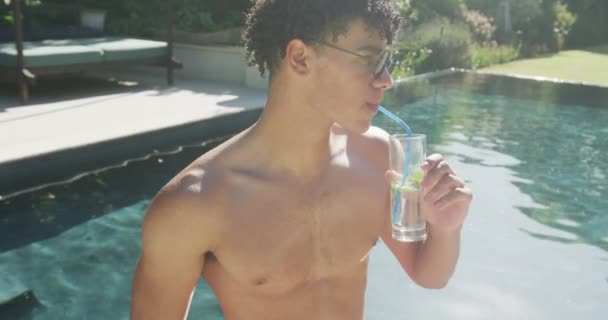 Glücklicher Mann Trinkt Einem Sonnigen Tag Einen Drink Pool Garten — Stockvideo