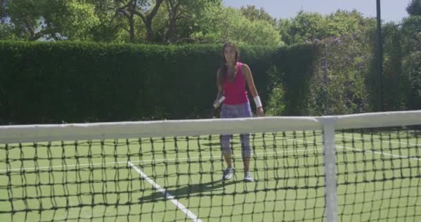 Ευτυχισμένη Γυναίκα Που Παίζει Τένις Στον Κήπο Την Ηλιόλουστη Μέρα — Αρχείο Βίντεο