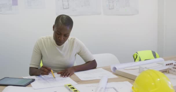 아프리카 미국인 건축가가 청사진을 책상에 — 비디오