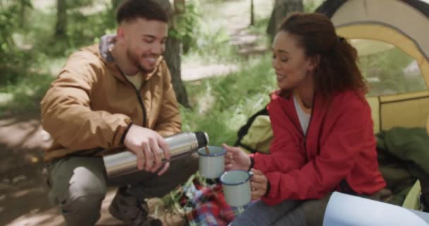 Mutlu Afro Amerikan Çifti Kamp Yapıyor Ormanda Kahve Içiyor Ağır — Stok video