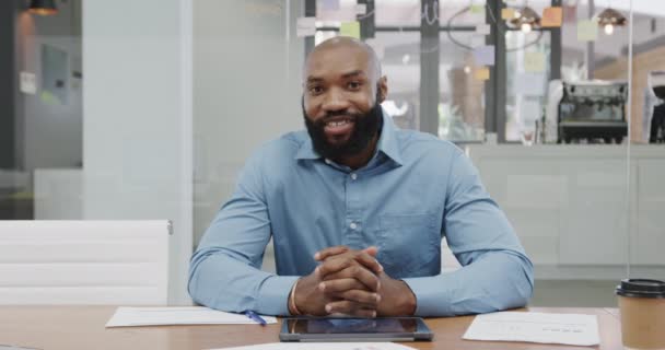 Портрет Усміхненого Афроамериканського Бізнесмена Бородою Який Робить Відео Дзвінок Посаді — стокове відео