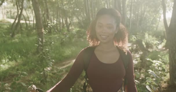 Afrika Kökenli Mutlu Bir Amerikalı Kadının Ormanda Yürüyüşünün Portresi Ağır — Stok video