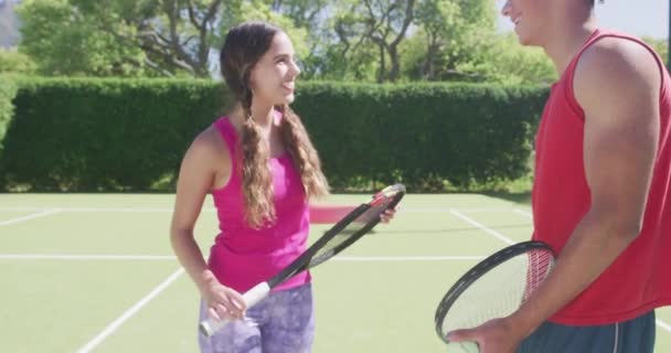 정원에 테니스 라켓을 혼혈인 커플의 — 비디오
