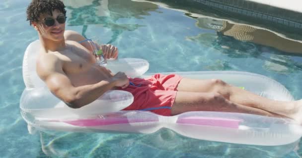 Portret Szczęśliwego Dwurasowego Mężczyzny Drinkiem Leżącego Dmuchanym Basenie Słoneczny Dzień — Wideo stockowe