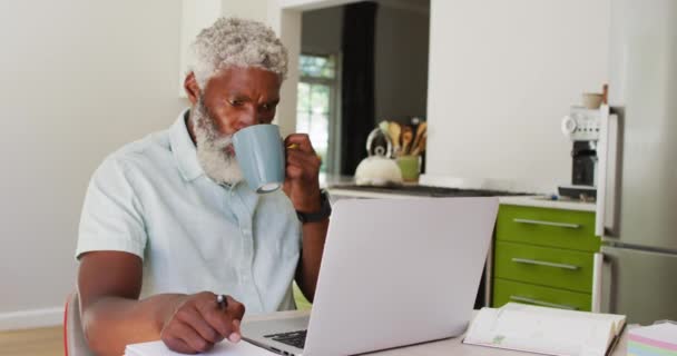 Afrykański Starszy Pan Pijący Kawę Używający Laptopa Przebywanie Domu Izolacji — Wideo stockowe