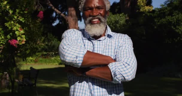 Retrato Hombre Mayor Afroamericano Sonriente Parado Jardín Soleado Permanecer Casa — Vídeo de stock
