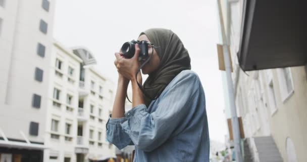 Side Visning Blandet Race Kvinde Iført Hijab Byen Solrig Dag – Stock-video
