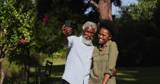 Usmívající Afroameričtí Senioři Povídají Berou Selfie Slunné Zahradě Pobyt Doma — Stock video