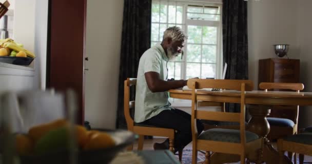 Anziano Afroamericano Seduto Tavolo Pagare Bollette Stare Casa Isolamento Durante — Video Stock
