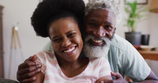 Portrét Šťastného Afrického Amerického Páru Sedícího Gauči Objímajícího Usmívajícího Kamery — Stock video