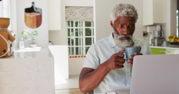 Αφροαμερικάνος Τελειόφοιτος Πίνει Καφέ Και Χρησιμοποιεί Λάπτοπ Διαμονή Στο Σπίτι — Αρχείο Βίντεο