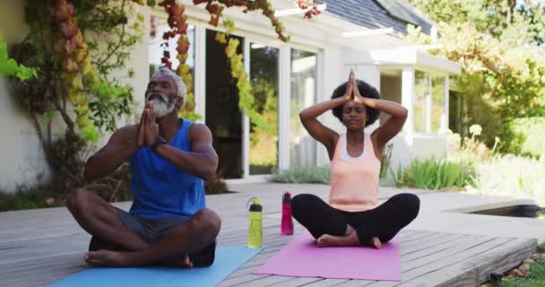 Afrikanisch Amerikanisches Senioren Paar Praktiziert Yoga Sitzend Meditierend Sonnigen Garten — Stockvideo