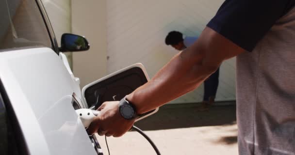 Güneşli Bir Günde Afrikalı Amerikalı Çift Elektrikli Araba Şarj Ediyor — Stok video