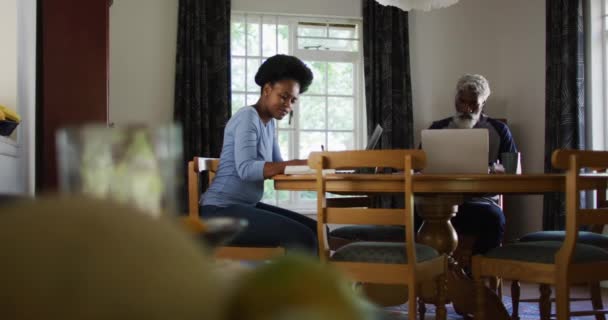 Afro Amerikalı Çift Yemek Masasında Dizüstü Bilgisayarlarla Faturalarını Ödüyor Karantina — Stok video