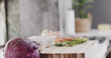 Mutfak tezgahındaki taze sebzeleri yavaş çekimde kapatın. Yiyecek, beslenme ve sağlıklı yaşam tarzı..