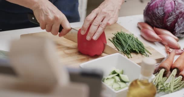 Μεσοτομή Ηλικιωμένης Καυκάσιας Γυναίκας Που Κόβει Κόκκινη Πιπεριά Στην Κουζίνα — Αρχείο Βίντεο