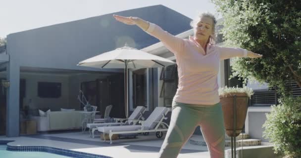 Feliz Mujer Caucásica Mayor Haciendo Yoga Estirándose Jardín Soleado Cámara — Vídeos de Stock