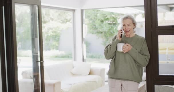 Χαρούμενη Ηλικιωμένη Καυκάσια Γυναίκα Που Μιλάει Smartphone Και Πίνει Τσάι — Αρχείο Βίντεο