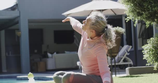 Feliz Mujer Caucásica Mayor Haciendo Yoga Estirándose Jardín Cámara Lenta — Vídeos de Stock