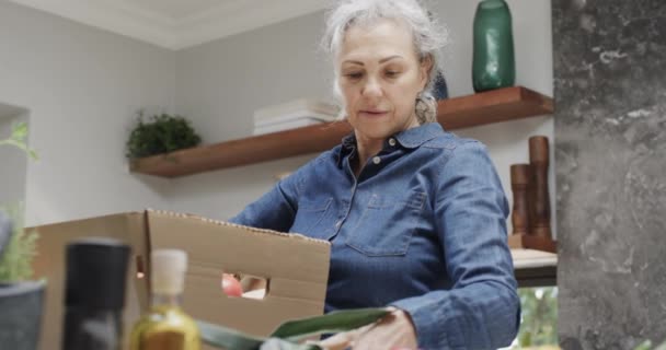 Χαρούμενη Λευκή Γυναίκα Ξεπακετάρει Λαχανικά Και Φρούτα Στην Κουζίνα Αργή — Αρχείο Βίντεο