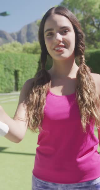 Κάθετο Βίντεο Πορτραίτου Της Ευτυχισμένης Καυκάσιας Γυναίκας Ρακέτα Του Τένις — Αρχείο Βίντεο